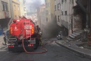 İş yerinde yangın! Sokağı duman kapladı