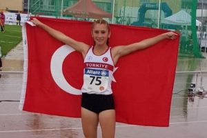 &Ouml;zel sporcu Muhsine Gezer, 400 metrede d&uuml;nya şampiyonu