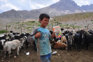 Torosların yaylalarına kitap taşıyorlar