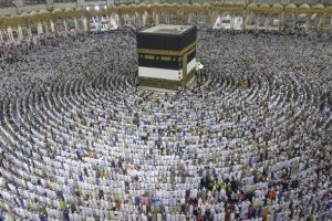 Y&uuml;z binlerce hacı adayı cuma namazını Mescid-i Haram'da kıldı
