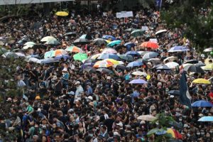 Hong Kong'daki protestolara kamu &ccedil;alışanları da katıldı