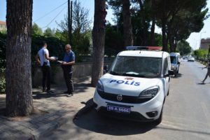 Arkadaşlarının g&ouml;z&uuml; &ouml;n&uuml;nde kendisini bı&ccedil;akladı