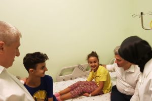Yanan otob&uuml;sten abisiyle sağ kurtulmayı başardı