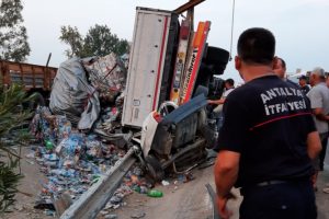 Lastiği patlayan TIR, otomobilin &uuml;zerine devrildi: 5 yaralı