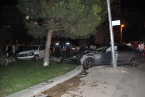 Denizli'de iki otomobil &ccedil;arpıştı: 1 &ouml;l&uuml;, 6 yaralı