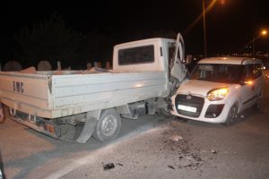 Elazığ'da pikap ile hafif ticari ara&ccedil; &ccedil;arpıştı: 6 yaralı