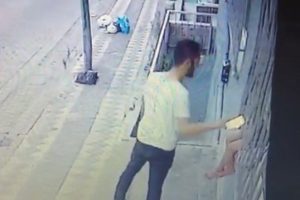 &Ccedil;ocuğun elindeki telefonu alıp ka&ccedil;tı