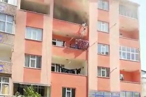 Yangında &ccedil;ocuklarını komşusunun balkonuna sarkıtarak kurtardı