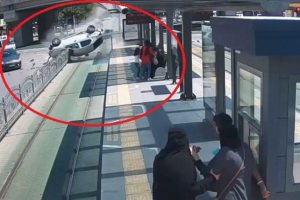 Tramvay yolunda akılalmaz kaza!