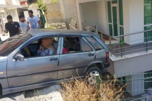 Otomobil 10 metre y&uuml;kseklikte askıda kaldı