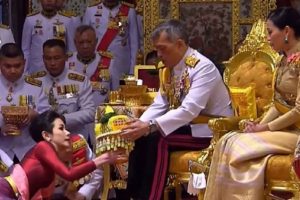 Tayland Kralı Vajiralongkorn 'resmi metresini' ilan etti!