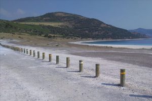 Salda G&ouml;l&uuml; ve &ccedil;evresine ahşap bariyer sistemi kuruldu
