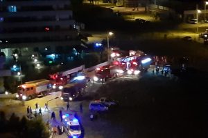 Bursa Nil&uuml;fer'de l&uuml;ks binanın &ccedil;atısı alevlere teslim oldu