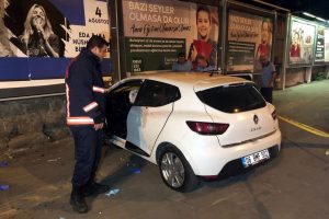 Silahlı saldırıdan ka&ccedil;arken otomobili duvara &ccedil;arptı: 2 yaralı