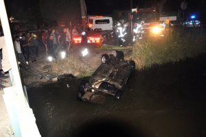 Otomobil sulama kanalına u&ccedil;tu: 1 &ouml;l&uuml;, 1 yaralı