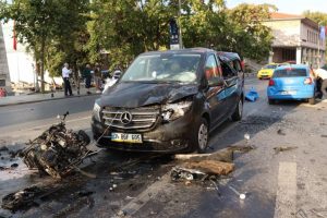 Takla atan otomobilin motoru yola fırladı