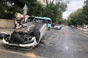 Kadık&ouml;y'de otomobil takla attı: 2 yaralı