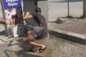 Bursa'da sıcaktan bunalan gen&ccedil; soluğu oto yıkamacıda aldı
