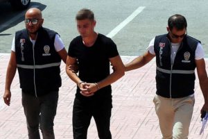 Evlere girip uyuyanları izleyen şahıs yakalandı