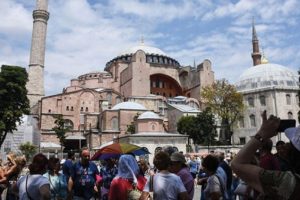 Turistler 'giyim ve ayakkabı'ya 1,5 milyar dolar harcadı