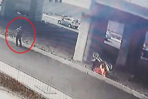 Arızalanan motosikletini yol kenarında b&ouml;yle yaktı