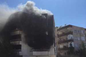 Yangında mahsur kalanları polis kurtardı