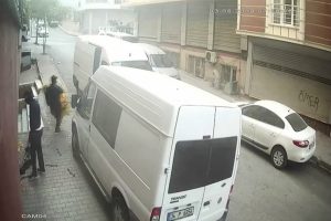 Sultangazi'de hırsızlar elbiseleri kucaklayarak b&ouml;yle &ccedil;aldı