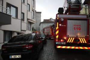 Mangal dumanı mahalleliyi sokağa d&ouml;kt&uuml;