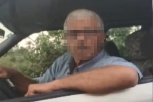 Aracına bağladığı k&ouml;peği s&uuml;r&uuml;kledi, 'K&ouml;pek zaten &ouml;l&uuml;yd&uuml;' diye kendini savundu