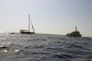 Sahil g&uuml;venlik s&uuml;r&uuml;klenen tekneyi limana &ccedil;ekti