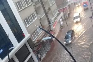 10 dakikada metrekareye 30 kg yağış d&uuml;şt&uuml;