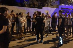 13 yaşındaki &ccedil;ocuğun katil zanlısının evinin &ouml;n&uuml;nde gergin bekleyiş