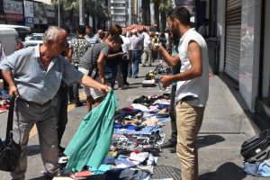 İzmir'in g&ouml;beğinde 'ne alırsan 1 TL' pazarı