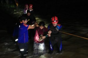 Ordu'da mahsur kalan fındık iş&ccedil;ileri kurtarıldı