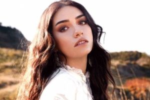Hazar Erg&uuml;&ccedil;l&uuml;'n&uuml;n bikinili pozuna beğeni yağdı