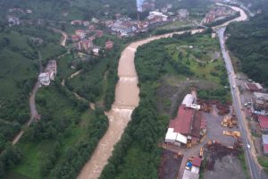 Rize'de selde kaybolan kişi aranıyor