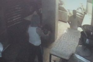 Sultangazi'de silahlı fırın soygunu kamerada