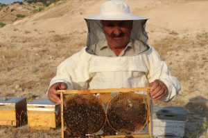Tescilli Pervari balı &uuml;reticisinin y&uuml;z&uuml;n&uuml; g&uuml;ld&uuml;recek