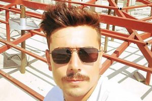 Annesi i&ccedil;in seyyar elektrik hattı &ccedil;ekerken akıma kapıldı