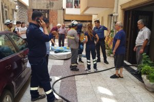 Dumandan etkilenen 3.5 aylık bebeği itfaiye eri &ccedil;ıkarttı