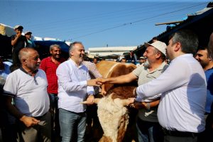 Bursa B&uuml;y&uuml;kşehir Belediye Başkanı Aktaş'tan kurban pazarında inceleme