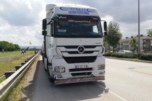Bursa'da TIR ile kafa kafaya &ccedil;arpıştı, yol trafiğe kapandı