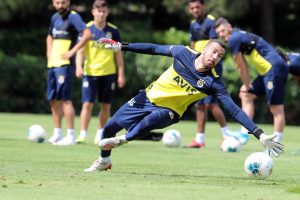 Fenerbah&ccedil;e g&uuml;n&uuml;n ilk idmanını tamamladı