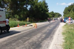Otomobille &ccedil;arpışan motosikletin s&uuml;r&uuml;c&uuml;s&uuml; &ouml;ld&uuml;