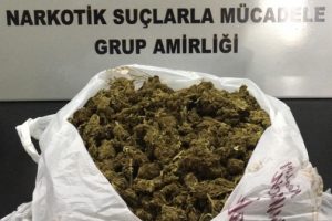 Sırt &ccedil;antasına gizlediği uyuşturucu ile yakalandı