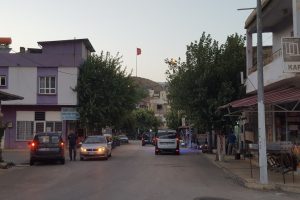 Yırtılan bayrak yenisi konulmak &uuml;zere direkten indirildi