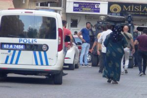 Bah&ccedil;eye &ccedil;&ouml;p atma kavgasında kan aktı: 3 yaralı, 8 g&ouml;zaltı