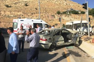 Otomobil ile minib&uuml;s &ccedil;arpıştı: 6 yaralı