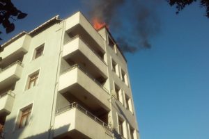 6 Katlı binanın &ccedil;atısı alev alev yandı