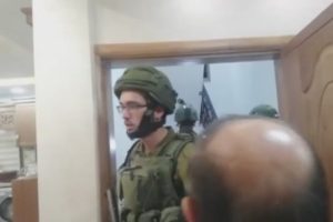 İsrail askerleri Filistinli gazetecinin evine baskın d&uuml;zenledi